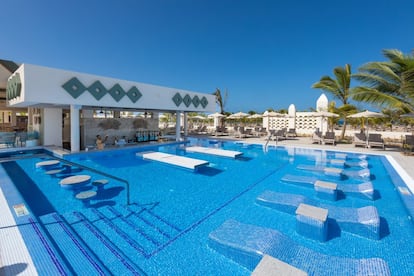 Dispone de tres piscinas climatizadas en invierno y dos piscinas con bar también climatizadas para el invierno.