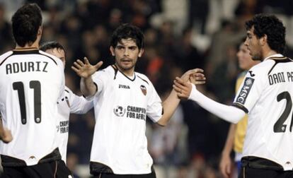 Banega celebra uno de los goles del Valencia.