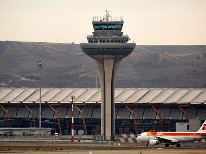 Torre de control del aeropuerto madrile&ntilde;o de Barajas.