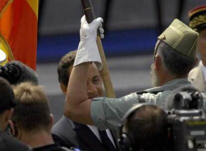 El presidente francés, Nicolas Sarkozy, saluda al portador de la bandera española al final del desfile militar del 14 de julio.