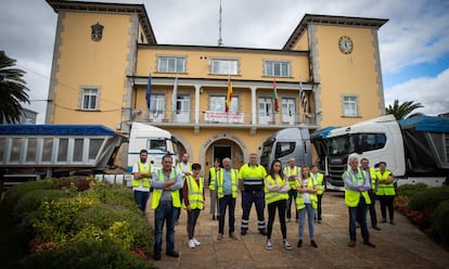 Representantes de los transportistas, ante el Ayuntamiento de As Pontes donde están encerrados.