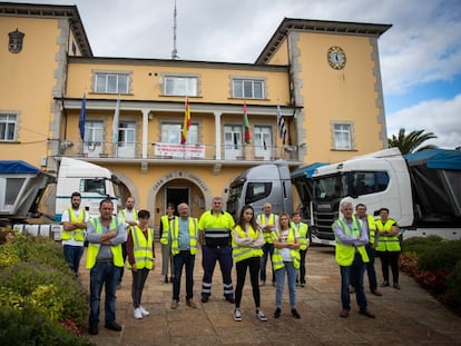 Representantes de los transportistas, ante el Ayuntamiento de As Pontes donde están encerrados.