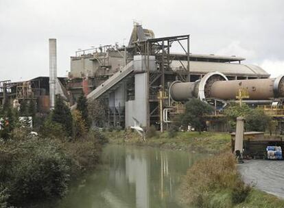 Instalaciones en Erandio de la empresa Aser, que trata polvos de acería, uno de los residuos tóxicos que se generan en Euskadi.