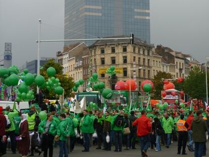 Bruselas planta cara a los sindicatos... y se arruga ante Sarkozy