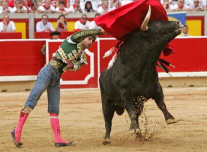 Miguel Ángel Perera toreó  su primer toro con pantalones vaqueros después de una cogida.