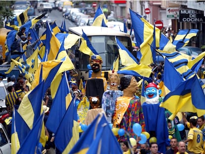 El bus de la UD Las Palmas rodeado de aficionado del equipo, en 2019.