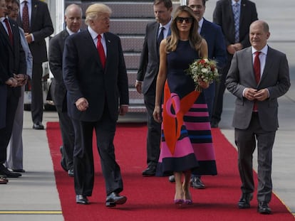 Donald J. Trump y Melania Trump, con un diseño de Delpozo a su llegada a Polonia.