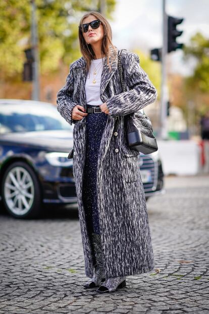 Una prenda que no falla para combatir el frío son los abrigos extra largos; prendas que llegan hasta los pies, como este de Chanel.