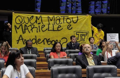 Protesto na Câmara de Deputados questiona quem matou Marielle Franco.