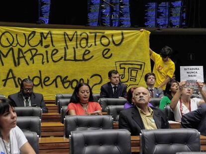 Protesto na Câmara de Deputados questiona quem matou Marielle Franco.