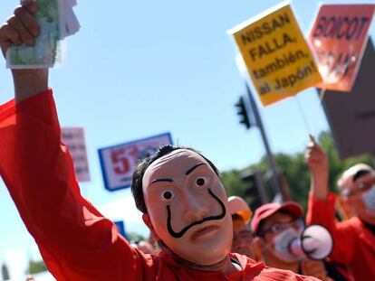 Trabajadores de Nissan protestan en Madrid con máscaras de la serie La Casa de Papel, este miércoles.