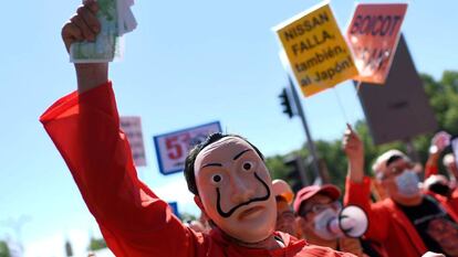 Trabajadores de Nissan protestan en Madrid con máscaras de la serie La Casa de Papel, este miércoles.