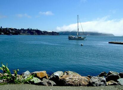 Velero fondeado junto a Sausalito, uno de los pueblos de la bahía de San Francisco, California