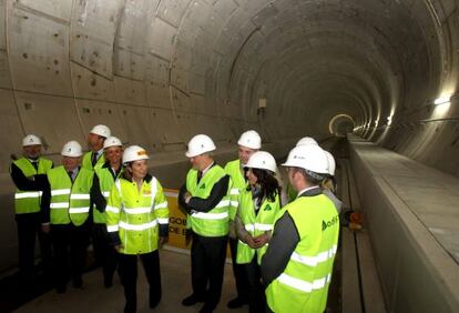 La ministra de Fomento, Ana Pastor, visita el pasado 2 de mayo las obras del AVE entre León y Asturias.