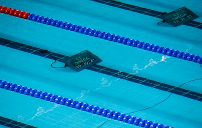 Pantallas de cronometraje que proyectan a los nadadores el tiempo desde el agua.