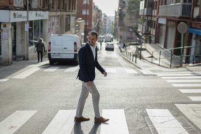 El nuevo alcalde de Badalona, Rubén Guijarro, pasea por la calle en la que creció, en el barrio de Llefià.