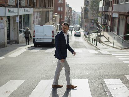 El nuevo alcalde de Badalona, Rubén Guijarro, pasea por la calle en la que creció, en el barrio de Llefià.