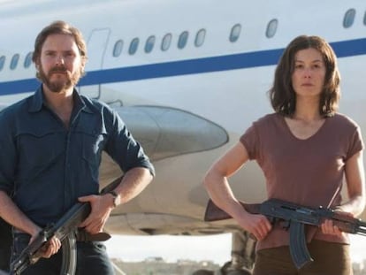 Daniel Br&uuml;hl y Rosamund Pike, en &#039;7 d&iacute;as en Entebbe&#039;.