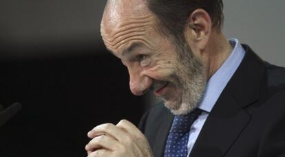 El candidato socialista, Alfredo Pérez Rubalcaba, en un acto electoral en Vigo.