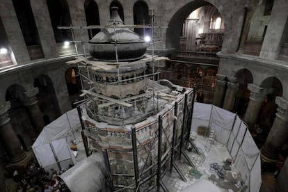 Obras de restauración en la tumba.