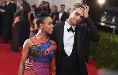 FKA Twigs y Robert Pattinson, en la alfombra roja de la gala del Met.