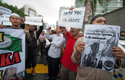 Manifestantes ante la Embajada de EEUU en Kuala Lumpur, Malasia, este viernes.