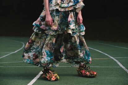 "Hace justo un año disparamos [su pareja, el fotógrafo Dani Valdés y ella] una en la pista de atletismo de Olot. Quedó preciosa, hasta me customicé unos zapatos con flores a juego con el estampado del vestido", dice la florista.