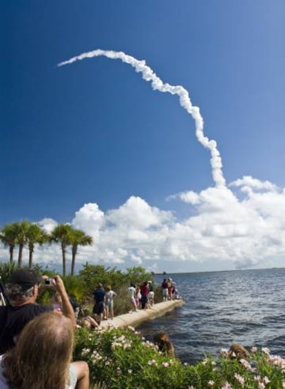 Lanzamiento de un cohete desde el Centro Espacial Kennedy, en FLorida, visto desde Titusville.