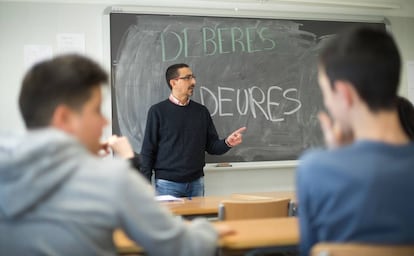 Alumnos en el IES Bovalar de Castellón con el director del centro Antonio Solano. 