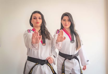 Nosa (izquierda) es asesora de desarrollo personal e inteligencia emocional, e instructora y profesora de taekwondo primer dan. Roca es psicóloga, con máster en Psicología Deportiva, y tercer dan en taekwondo. Las clases que imparten ayudan a que la mujer se sienta más segura y demuestre esa fortaleza en diferentes espacios. “Al momento, de repente, si una persona se nos está asomando, yo ya digo ‘voy a tomar esta técnica’. Tal vez picarle en los ojos o darle en el cuello. Ya tengo esa herramienta para poder defenderme de una agresión en mi casa o en la calle”, cuenta una beneficiaria.