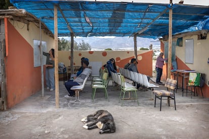 Voluntarios del Servicio Jesuita de Migrantes (SJM) imparten clases de español y matemáticas dos veces por semana en el asentamiento de Atochares.