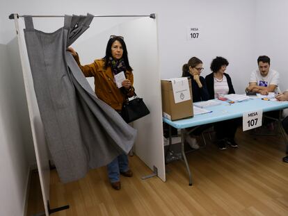Argentinos residentes en Madrid votaban en las elecciones presidenciales del país, este domingo en el Colegio Mayor Argentino de la capital.