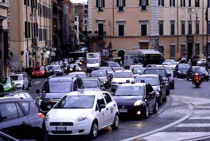 Atasco en una calle de Roma, en una imagen de archivo.