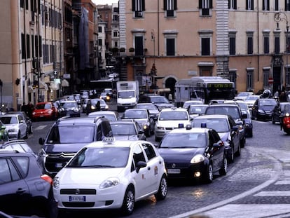 Atasco en una calle de Roma, en una imagen de archivo.