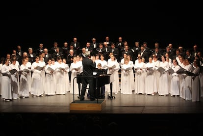 El Orfeón Donostiarra, ayer, en su actuación en la gala del Teatro Barakaldo.