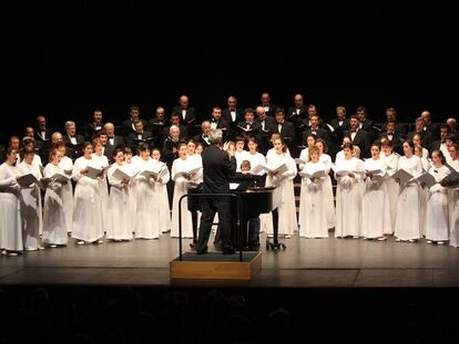 El Orfeón Donostiarra, ayer, en su actuación en la gala del Teatro Barakaldo.