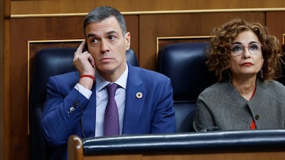 El presidente del Gobierno, Pedro Sánchez, y la vicepresidenta primera y titular de Hacienda, María Jesús Montero, en el Congreso.