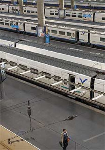 Trenes del AVE en la estación de Atocha después de la suspensión, ayer, del servicio.
