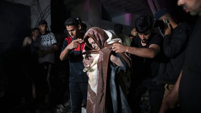 Evacuación de una familia tras un ataque israelí en Rafah (Gaza), este sábado.