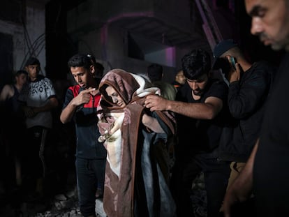 Civiles palestinos evacuados tras un bombardeo en Rafah, al sur de la Franja de Gaza.