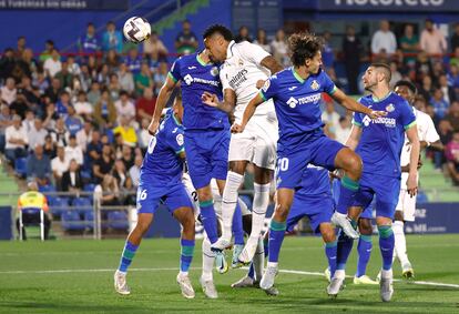 Militao remata el primer gol del Madrid ante el Getafe.