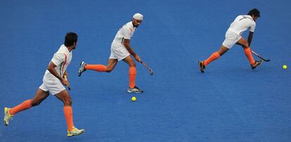 El equipo indio de hockey ensaya una jugada de ataque