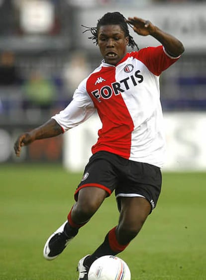 Drenthe conduce el balón en un partido con el Feyenoord