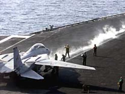 Un F-14 Tomcat espera para despegar desde el portaaviones Carl Vinson, en el mar Arábigo.