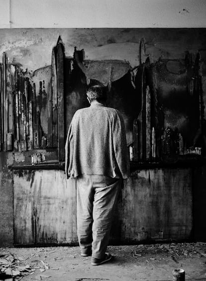 Lucio Muñoz, en su estudio en 1990.