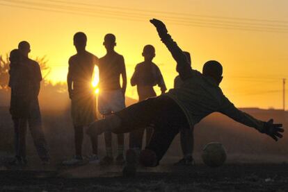 Chicos de Sudáfrica juegan al fútbol en Bloemfontein. Los expertos analizarán si organizar el Mundial aporta beneficios duraderos.