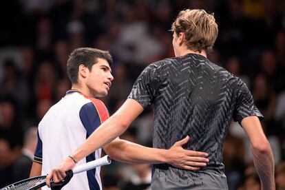 Alcaraz y Zverev se saludan tras el partido, este sábado en Viena.