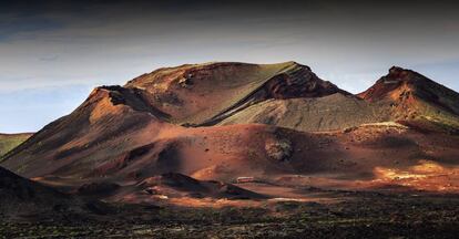 Un autobús turístico en la ruta de las Montañas del Fuego, en el parque nacional de Timanfaya, en Lanzarote.