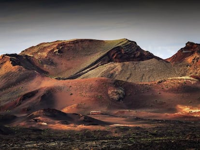 Un autobús turístico en la ruta de las Montañas del Fuego, en el parque nacional de Timanfaya, en Lanzarote.