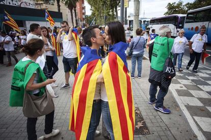 Horas antes del comienzo de la manifestación muchas personas ya tomaban posiciones en los diferentes tramos de la Via Lliure.